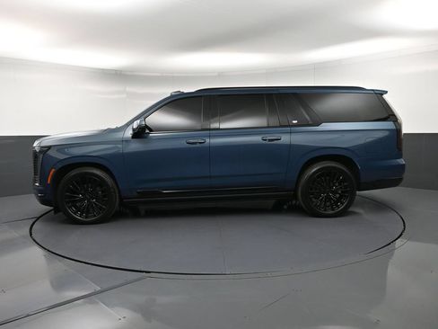 Used 2025 Cadillac Escalade ESV Sport Platinum AWD/4WD image 2