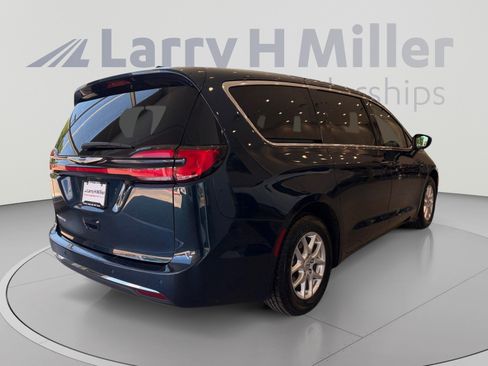 Used 2023 Chrysler Pacifica Touring-L FWD image 5