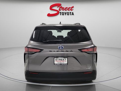 Certified 2021 Toyota Sienna LE image 3