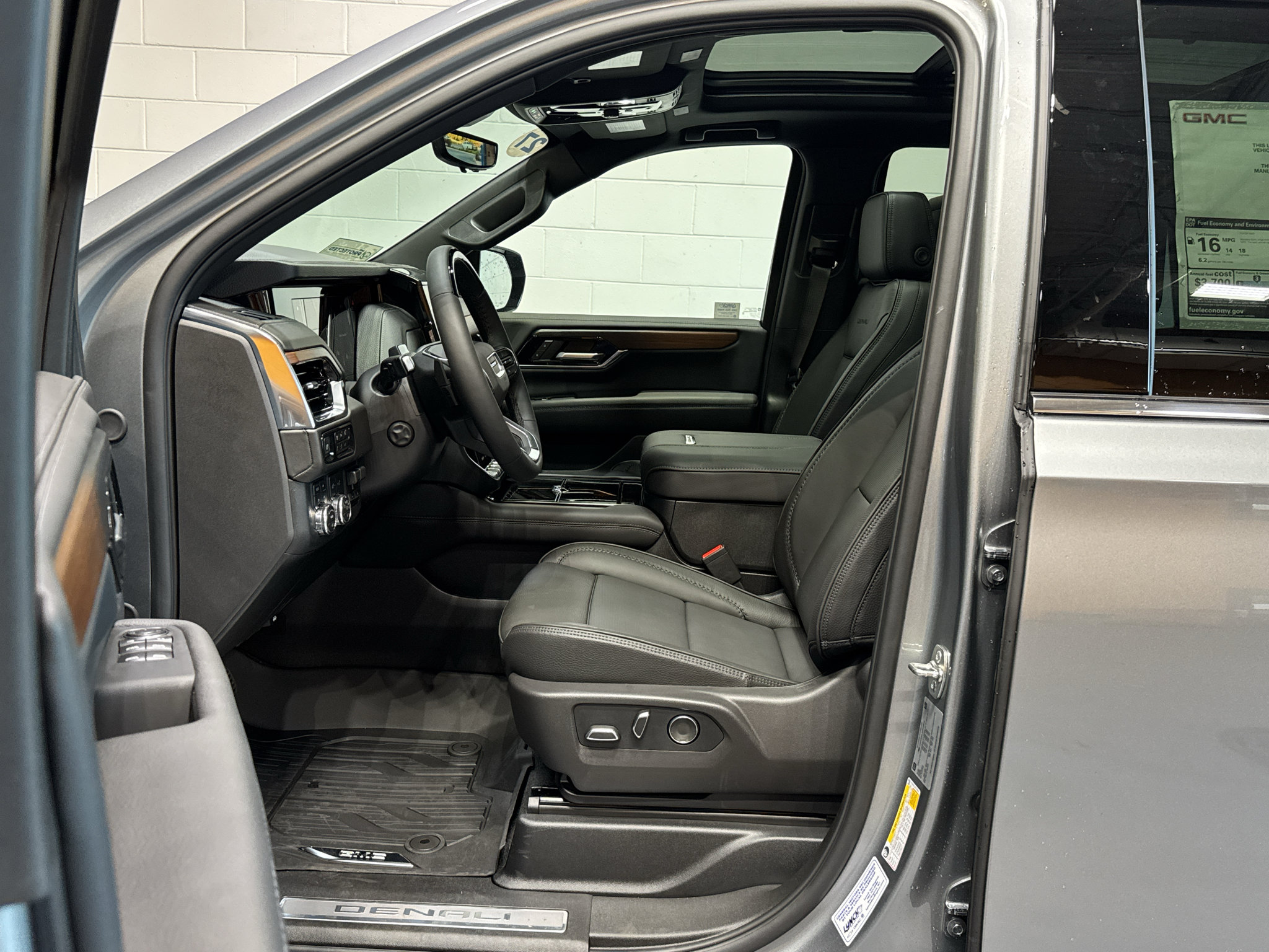 New 2027 GMC Yukon Denali w/ Denali Reserve Package AWD/4WD image 18