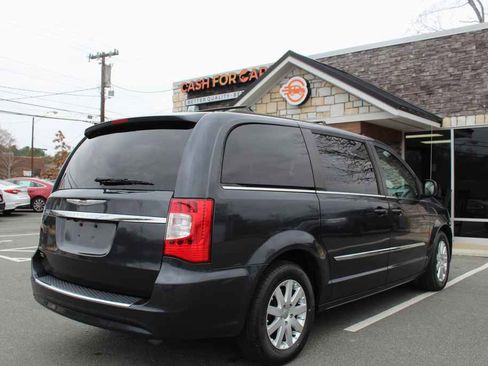 Used 2014 Chrysler Town & Country Touring image 5