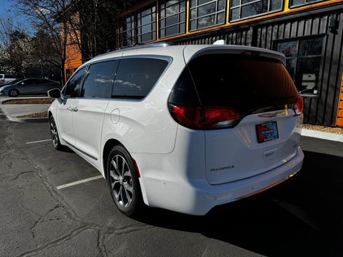 Used 2017 Chrysler Pacifica Limited w/ Advanced Safetytec Group image 3