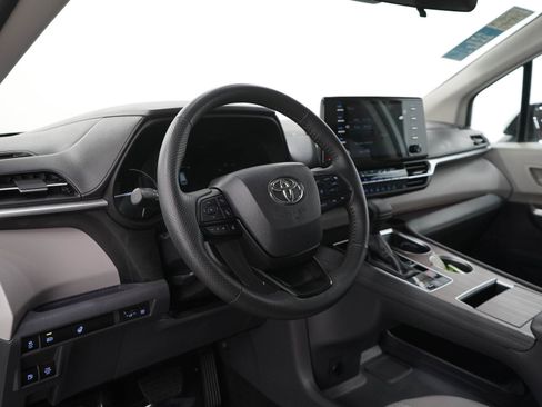Used 2024 Toyota Sienna LE AWD/4WD image 25