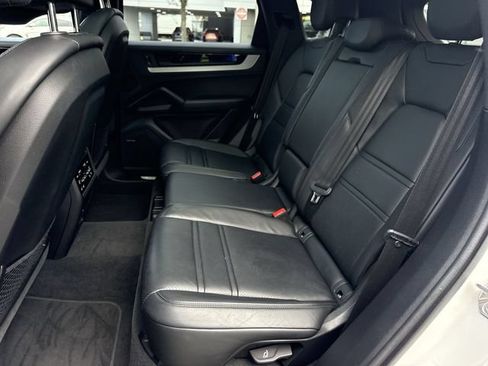 Used 2024 Porsche Cayenne AWD/4WD image 23