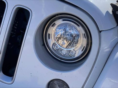 Used 2018 Jeep Wrangler Unlimited Sahara image 26