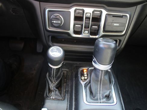 Used 2022 Jeep Wrangler Unlimited Sahara w/ Cold Weather Group image 33