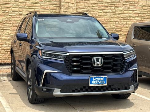 Certified 2025 Honda Pilot Touring image 3