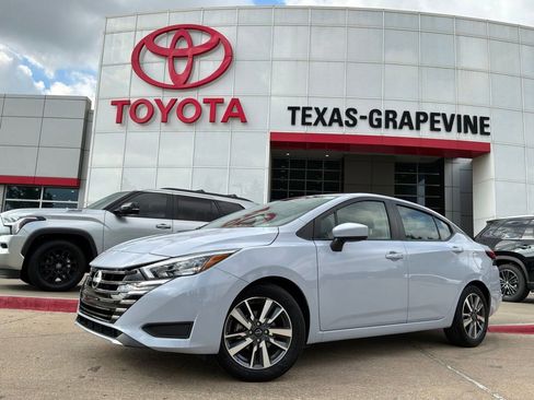 Used 2025 Nissan Versa SV FWD image 2