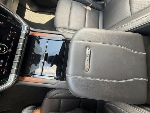 Used 2025 GMC Yukon Denali AWD/4WD image 32