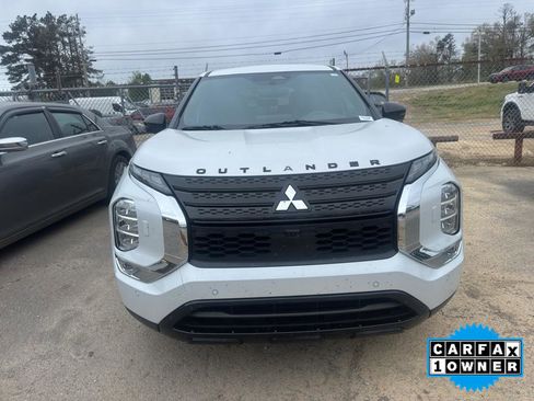 Used 2023 Mitsubishi Outlander SE Black Edition image 3