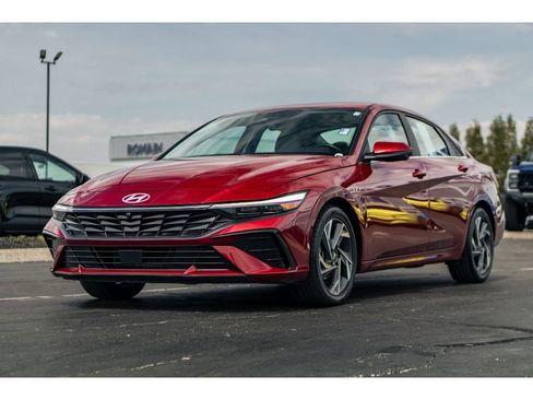 Used 2024 Hyundai Elantra Limited FWD image 2