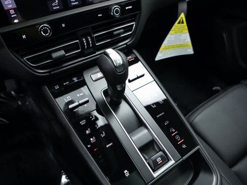 Certified 2025 Porsche Macan image 16
