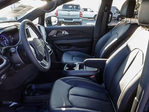 New 2027 Chrysler Pacifica Select FWD image 21