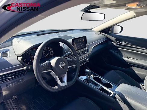 Used 2024 Nissan Altima 2.5 SV image 11