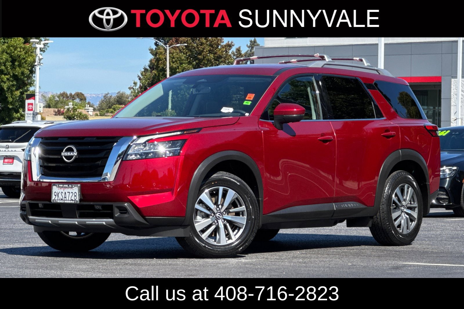 Used 2024 Nissan Pathfinder SL FWD image 1