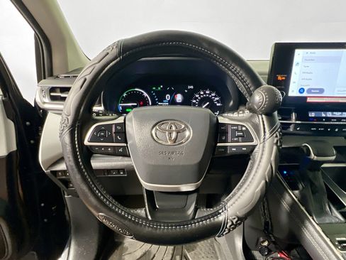 Used 2025 Toyota Sienna XLE image 17