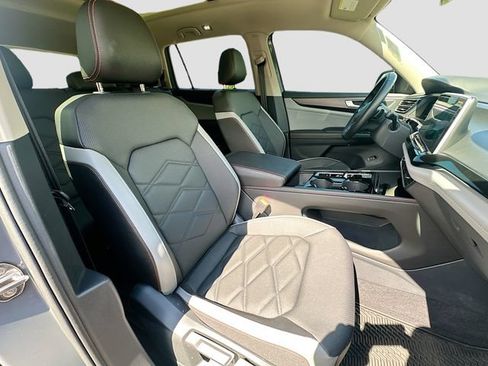 Used 2025 Volkswagen Atlas Peak Edition SE AWD/4WD image 32
