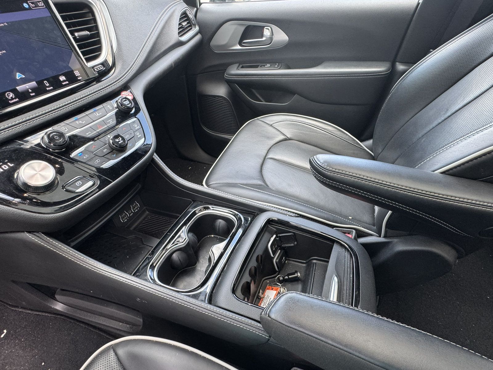 Used 2025 Chrysler Pacifica Limited FWD image 32