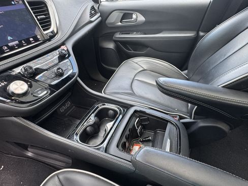 Used 2025 Chrysler Pacifica Limited FWD image 32