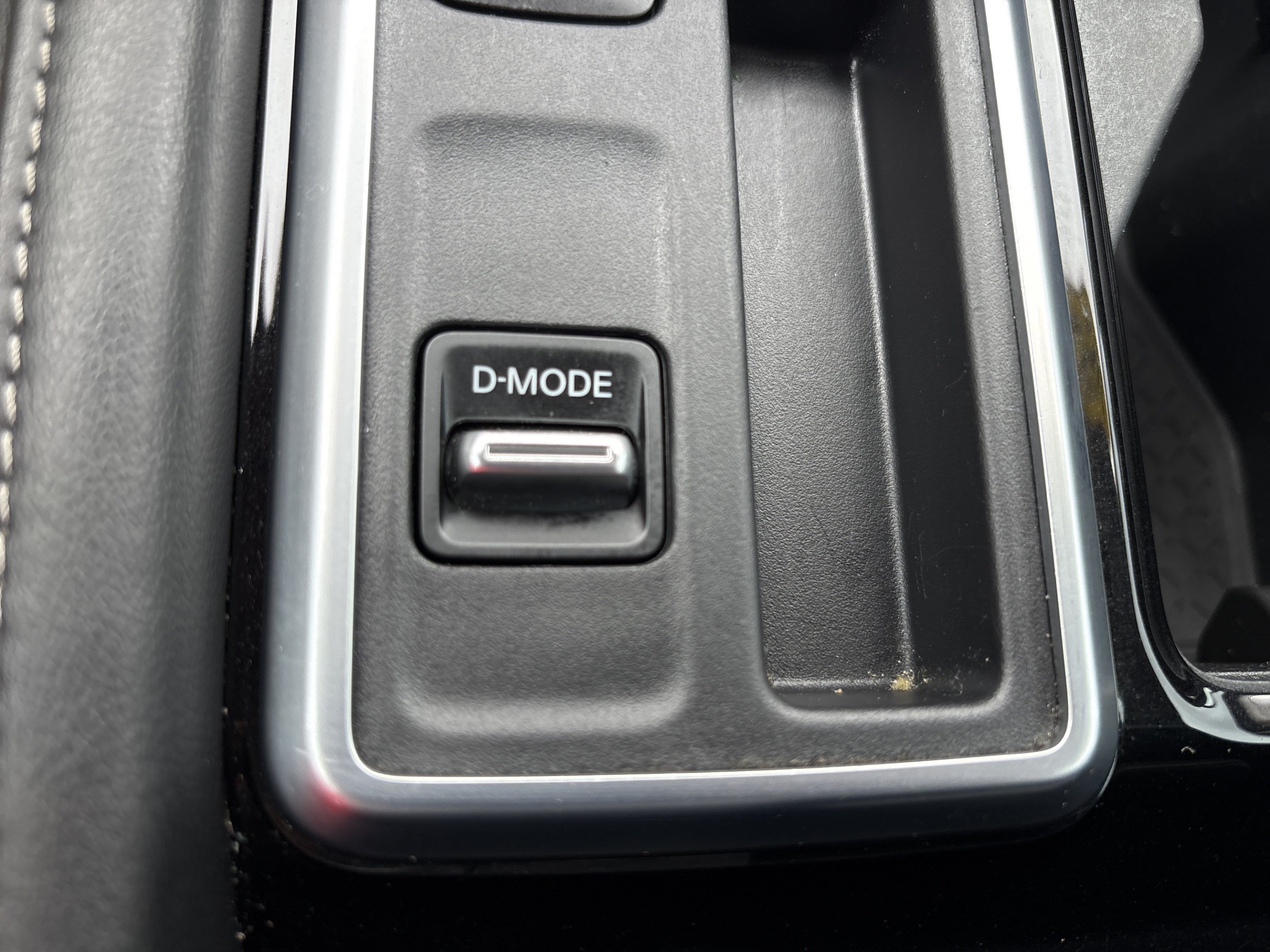 Used 2022 Nissan Pathfinder SV FWD image 17