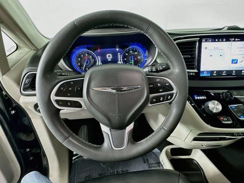 Used 2022 Chrysler Pacifica Touring-L FWD image 11