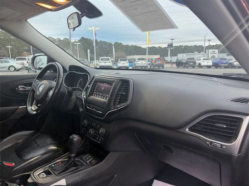 Used 2019 Jeep Cherokee Latitude Plus image 16