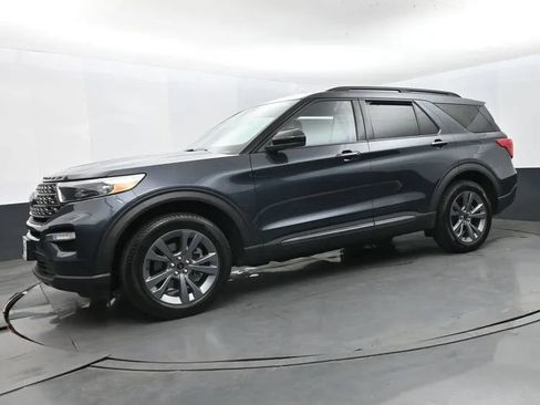 Used 2022 Ford Explorer XLT w/ Equipment Group 202A AWD/4WD image 5