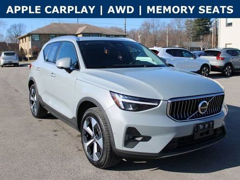 Used 2025 Volvo XC40 B5 Plus image 2