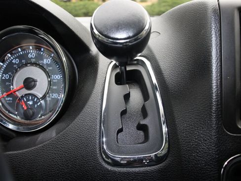 Used 2014 Chrysler Town & Country Touring FWD image 8
