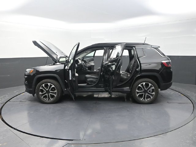Used 2022 Jeep Compass Limited w/ Sun and Sound Group AWD/4WD image 32