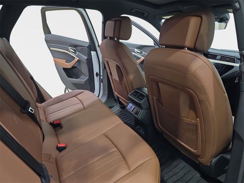 Used 2024 Audi Q8 e-tron Premium image 13