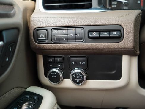 Used 2021 GMC Yukon XL Denali w/ Denali Premium Package AWD/4WD image 32