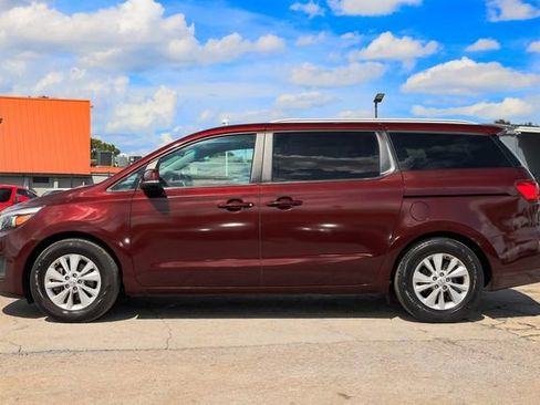 Used 2017 Kia Sedona LX w/ LX Essentials Premium Package image 5