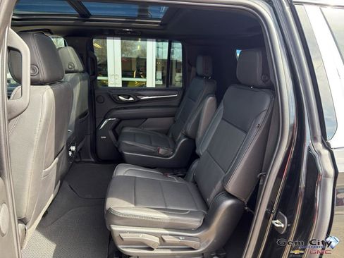 Used 2023 GMC Yukon XL Denali AWD/4WD image 14