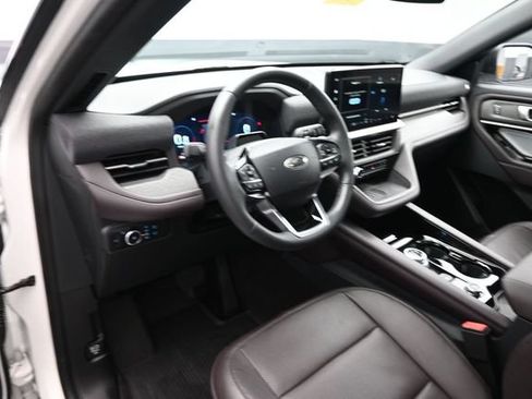Certified 2025 Ford Explorer Platinum w/ Ultimate Package AWD/4WD image 9