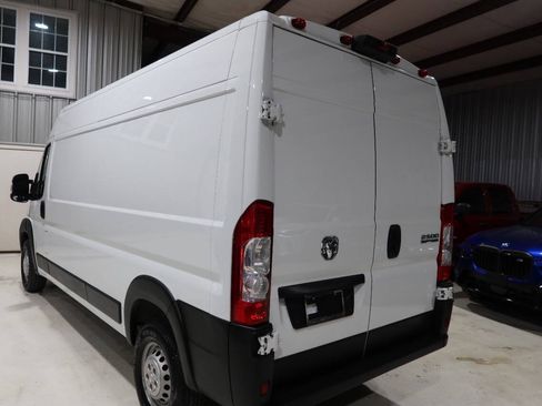 Used 2024 RAM ProMaster 2500 w/ Convenience Group FWD image 3