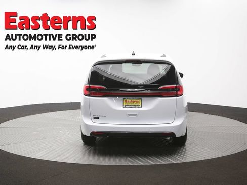Used 2024 Chrysler Pacifica Touring-L FWD image 38