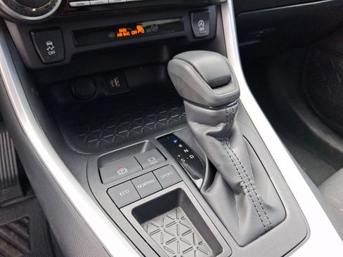 Used 2025 Toyota RAV4 XLE image 20