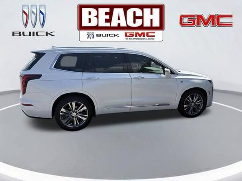 Used 2023 Cadillac XT6 Premium Luxury w/ Technology Package FWD image 4