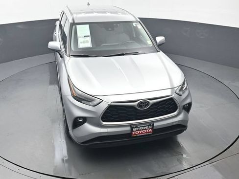 Used 2022 Toyota Highlander LE AWD/4WD image 45
