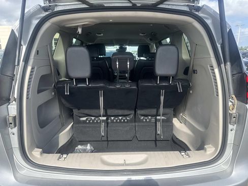 Used 2024 Chrysler Pacifica Touring-L FWD image 9