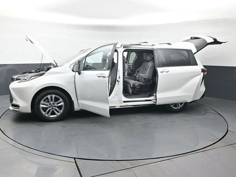 Certified 2023 Toyota Sienna Limited image 52