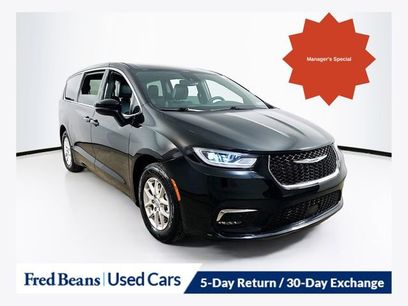 Used 2025 Chrysler Pacifica Select