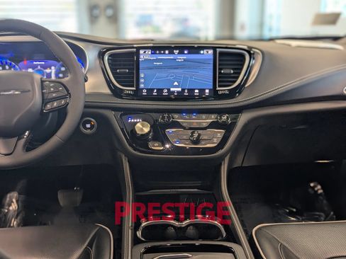 Used 2024 Chrysler Pacifica Limited w/ S Appearance Package FWD image 23