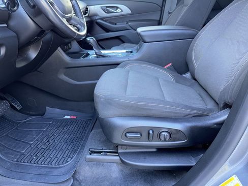 Used 2020 Chevrolet Traverse LT image 14
