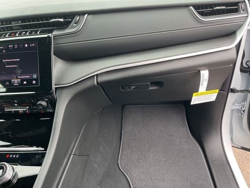 New 2025 Jeep Grand Cherokee L Altitude image 41