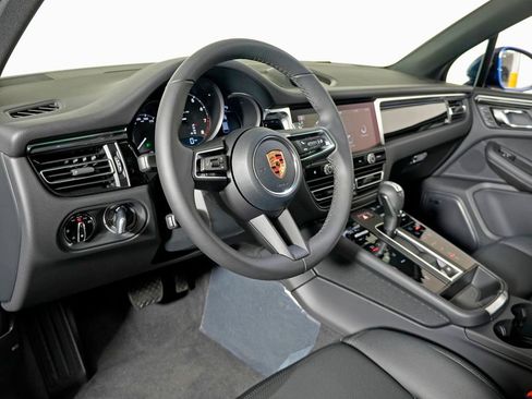 Certified 2026 Porsche Macan AWD/4WD image 4