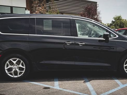 Used 2019 Chrysler Pacifica Touring Plus w/ Tire & Wheel Group FWD image 29