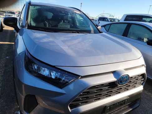 Used 2021 Toyota RAV4 LE image 2