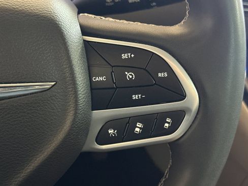 Used 2023 Chrysler Pacifica Touring-L FWD image 31